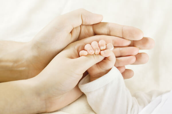 Yeni Doğum Yapan Anneler için 5 Anne Bebek Kolyesi