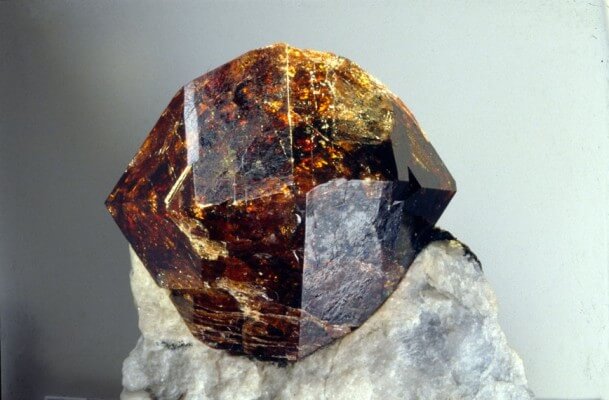 Zirkon Taşının Özellikleri ve Faydaları